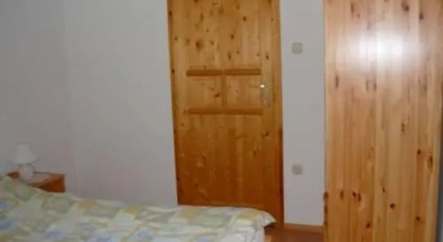 Marika Apartmanház, Book Hotel Hoteller i Western Transdanubia med parkering, Parkering