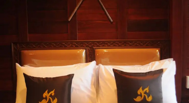 Вилла с балконом и с видом на воду Ruenkanok Thaihouse Resort