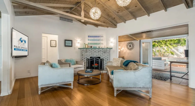 Palm Springs Glamour Three Bedroom House