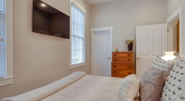 Коттедж 111 Waldburg street Beautifully Renovated Historic 5 bedroom 5 bath