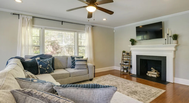 Коттедж с 2 комнатами Fayetteville Vacation Rental - 1 Mi to Downtown!