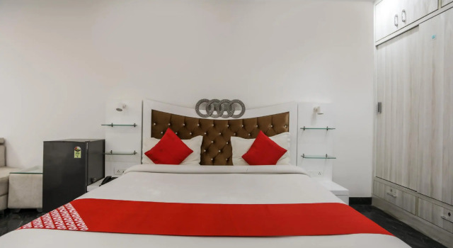 OYO 67790 Hotel Aarush, Забронировать Отель Jhājhar штат Уттар-Прадеш