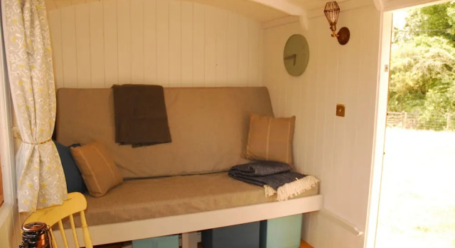 Sindles Farm Shepherd's Huts, Book Landbrugsophold Hoteller i Emsworth med parkering, Parkering