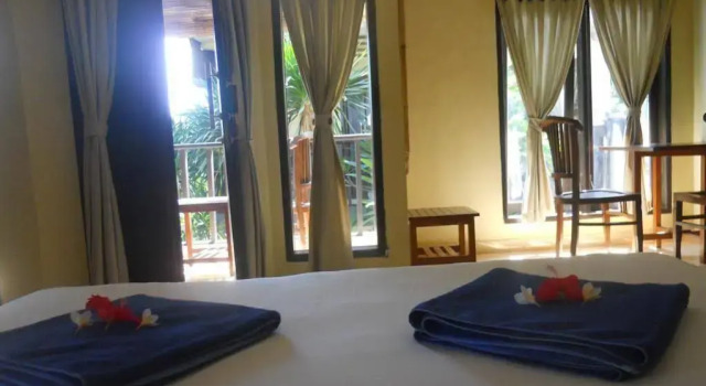 Nana Home stay, Rezerwuj Hotel Hotele w Purwakerti z basenem, Basen
