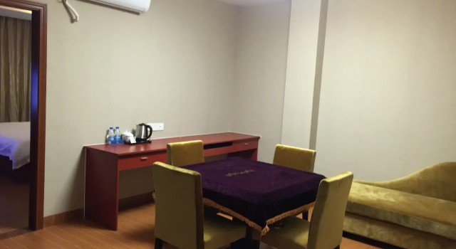 Guanghe Business Hotel (Shaoguan Fengcai Experimental School), Boek Hotel Hotels in Guangdong met parkeren, Parkeren