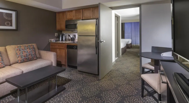 Люкс c 1 комнатой Holiday Inn and Suites Phoenix Airport North by IHG