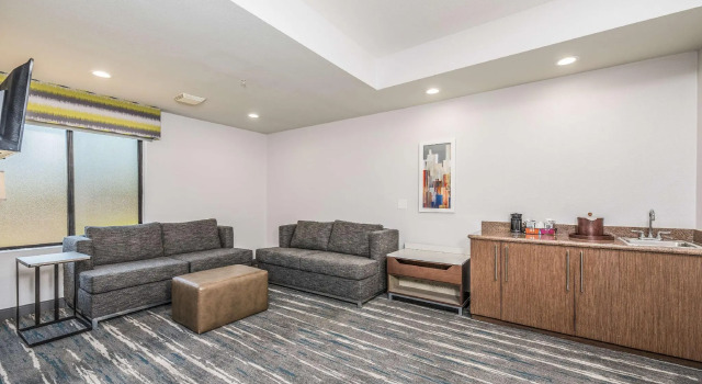 Четырёхместный люкс Hampton Inn Oakland-Hayward