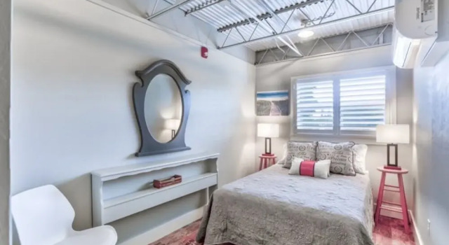 Ocean Jewel 3- Modern Cozy Loft Close to Beach and Shops