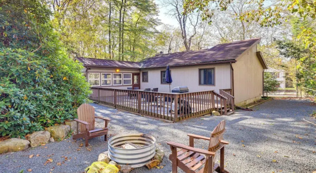 Коттедж Near Water Parks: Pet-friendly Tobyhanna Getaway!
