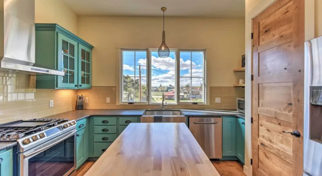 Коттедж Buena Vista Home w/ Mtn Views, Walk to Main St