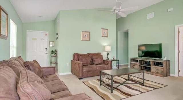 Southern Exposure Private Pool! 3 Bedroom Home by RedAwning