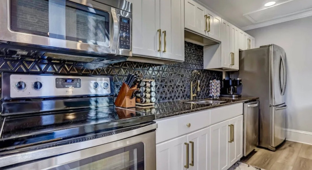 West End Loft - Downtown 5 min Walk to River St, Savannah, Забронировать Отель Саванна Джорджия, рядом с Театр Trustees