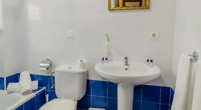Трёхместный номер Economy с балконом Hotel Las Errizas by Vivere Stays