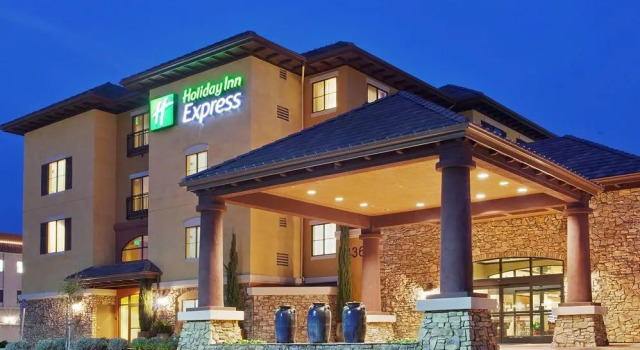 Люкс с видом на озеро Holiday Inn Express & Suites El Dorado Hills by IHG