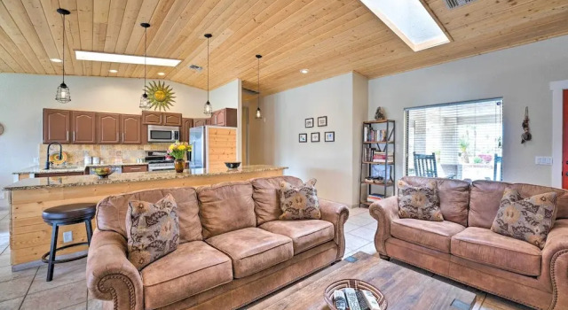 Lake Havasu Home: Heated Pool & Golf Course Views, Забронировать Дом для отпуска Лейк-Хавасу-Сити штат Аризона