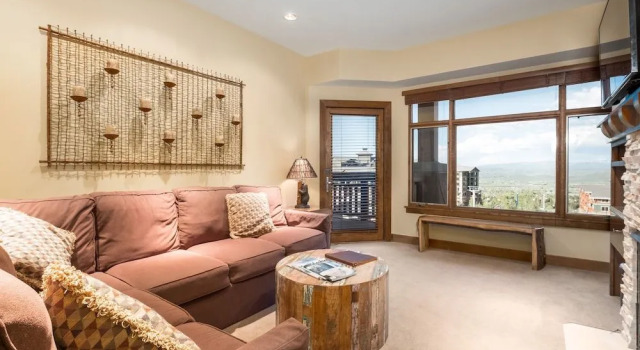 Comfortably Furnished Condo w Canyons Village View Save 20% on 7 Nights, Забронировать Апартаменты/квартира Отели Парк-Сити с парковкой, рядом с Canyons Parking Lot, Парковка