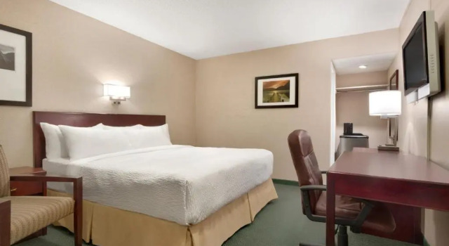 Номер Standard Days Inn by Wyndham Lethbridge