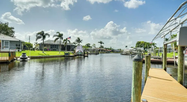 Коттедж с 3 комнатами Private Dock & Lanai: Waterfront Cape Coral Home!
