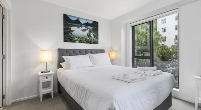 Chic 2BR Pool & Gym - Steps to Ponsonby