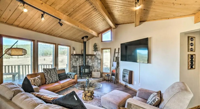Коттедж с 3 комнатами с балконом Angel Fire Mtn View Cabin w/ Hot Tub: 2 Mi to Ski