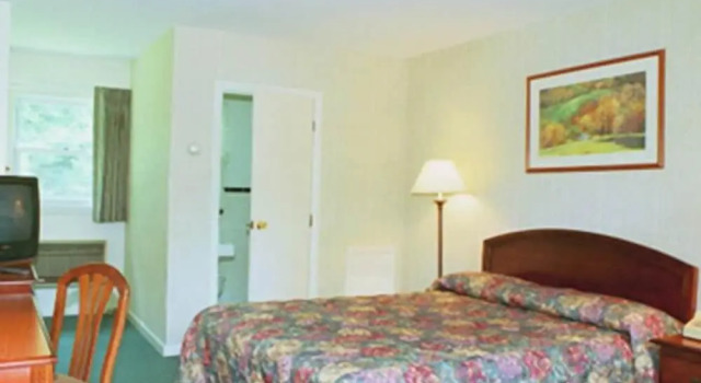 Hill - Brook Motel, Varaa Motelli Hotellit New England uima-altaalla, Uima-allas