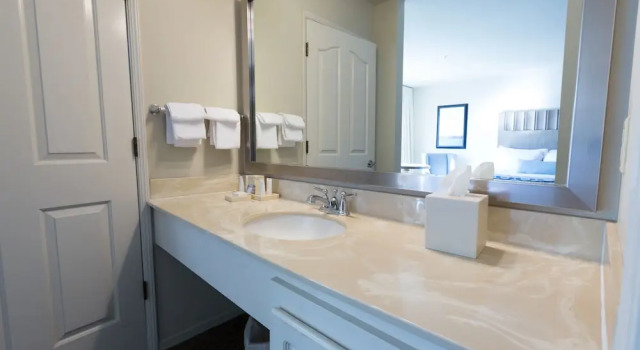 Четырёхместный номер Standard с балконом и с частичным видом на океан Cambria Landing Inn and Suites