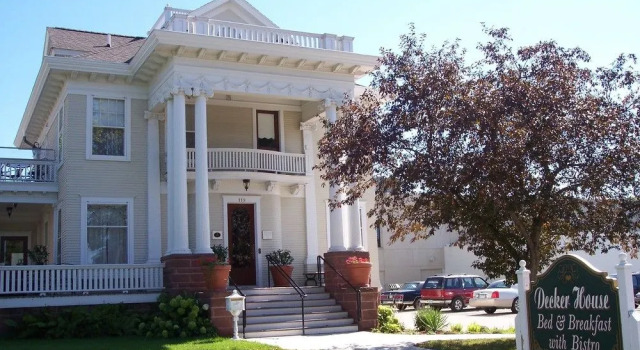 The Decker House Bed & Breakfast, Varaa Bed and Breakfast Mason City Iowa