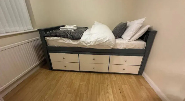 4 Bed House - Sleeps 8 - Pets - Parking - Wifi