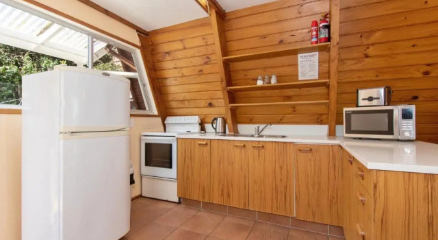 The Plum House Wairoro Park - Russell Holiday Home, Rezerwuj Hotel Hotele w Auckland Region z parkingiem, Parking