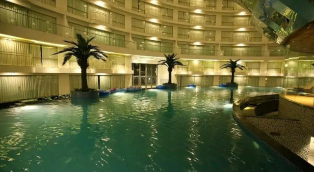 Royal treats Home stays at Belliza Near Airport, Book Hotel Hoteller i Surat med pool, Swimmingpool