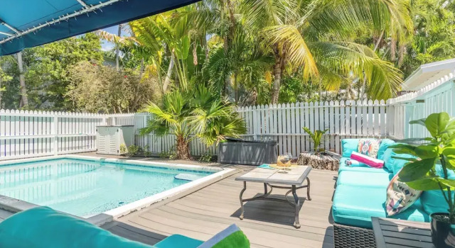 Коттедж Prime Old Town Location w/ Pool, Walk to Duval Steet Blue Heron by Avantstay