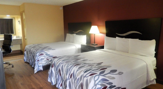 Четырёхместный номер Superior Red Roof Inn Berea