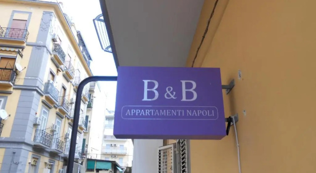 B&B Appartamenti NAPOLI, Забронировать Отель «постель и завтрак» Отели Неаполя с парковкой, рядом с Кафедральный собор Неаполя, Парковка