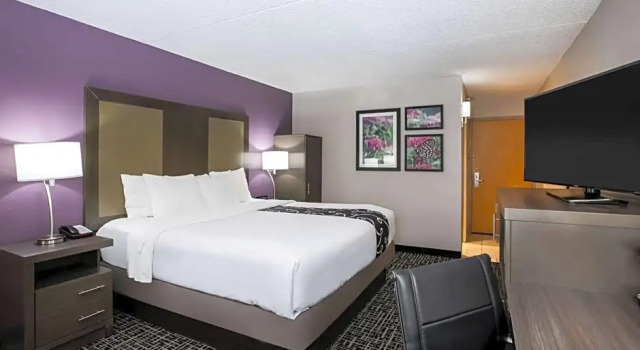 Номер Standard La Quinta Inn by Wyndham Davenport & Conference Center