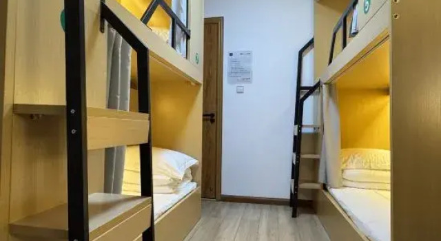Кровать в общем номере (мужской номер) с видом на город Shenzhen Pusu Hostel (Longgang Jixiang Subway Station)