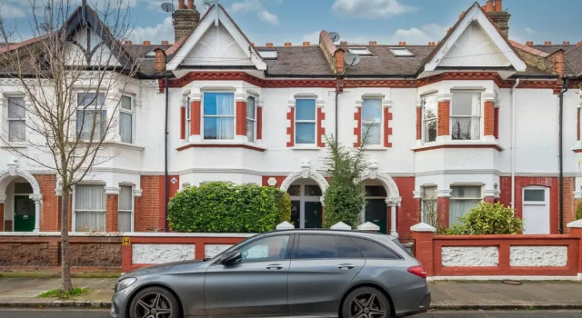 JOIVY Homely 2 Bed Riverside Flat with Patio in Hammersmith