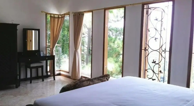 Standard double chambre 5 chambres avec balcon De Bukit Dago Villa by HouseinBandung