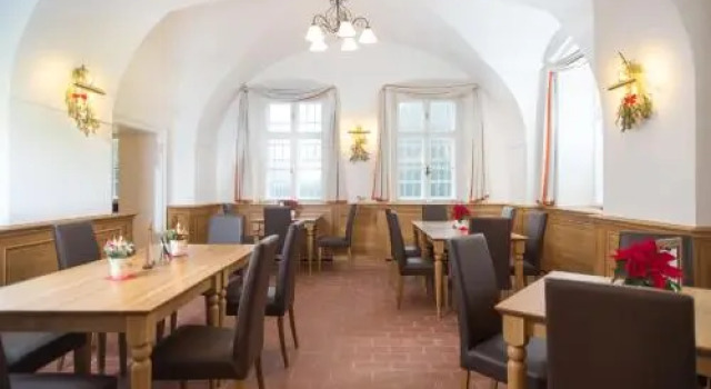 Zámek Dukovany, Rezerwuj Hotel Hotele w Central Bohemia z parkingiem, Parking