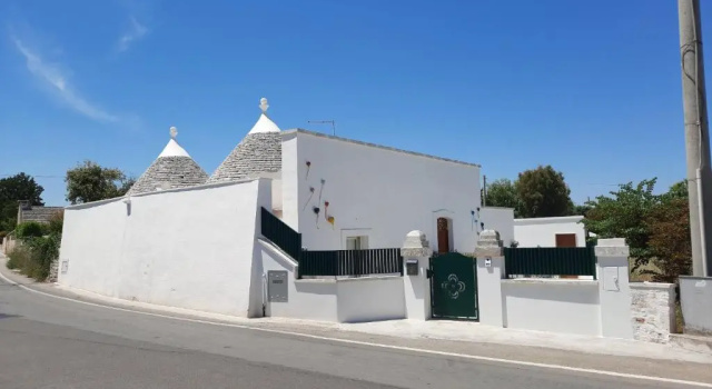 Trulli Donna Isabella 2, Book Bed and Breakfast Hotels in Locorotondo with a Pool, Swimming Pool