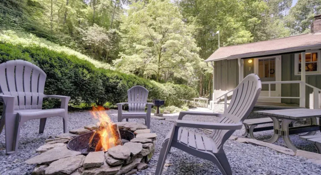 Коттедж Private Fire Pit & Creek: Bryson City Retreat!