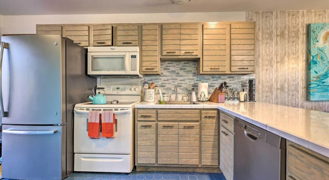 Коттедж Modern Poconos Gem w/ Fire Pit, Deck & Pool Access