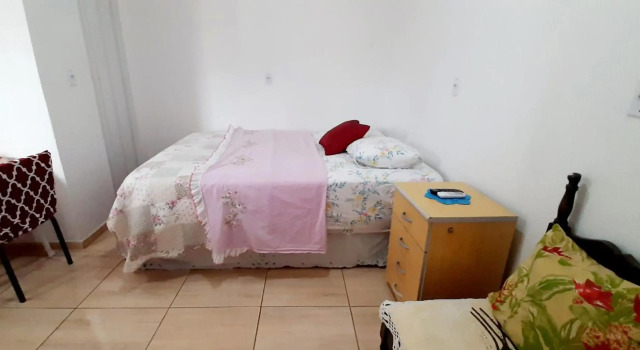 KITNET S2 em TORRES-RS - Na mais bela praia Gaúcha - Cozinha - Banheiro - Ar condicionado - TV smart 32 - Wi-Fi - Estacionamento - Anfitriã Superhost no BnB, Забронировать Отель «постель и завтрак» Торрис Риу-Гранди-ду-Сул, рядом с Lutheranian University of Brazil