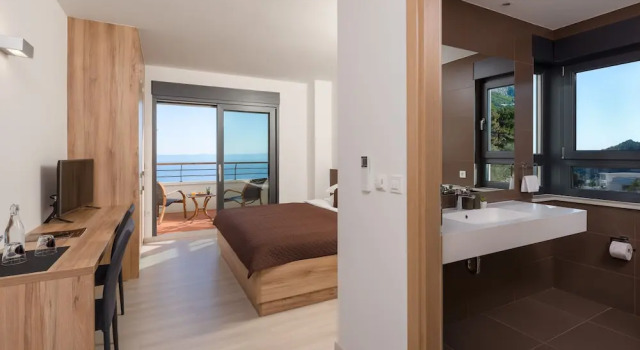 Last Minute Offer,heated Infinity Pool,sea and Mountain View,