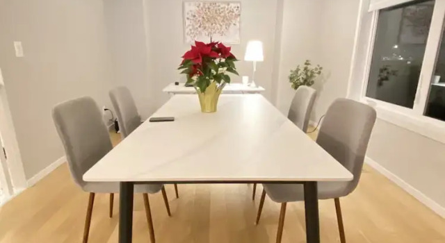 Kathy's New Guest House, Rezerwuj Pensjonat Hotele w Calgary Region z parkingiem, Parking