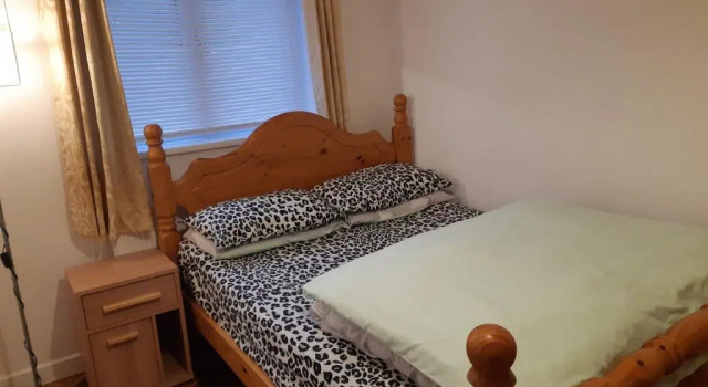 Comfortable double bedroom lovely bungalow, Забронировать Апартаменты/квартира Отели Манчестера с парковкой, Парковка