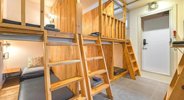 Кровать в общем номере (мужской номер) Gangneung Pilgrim Guesthouse n Pension