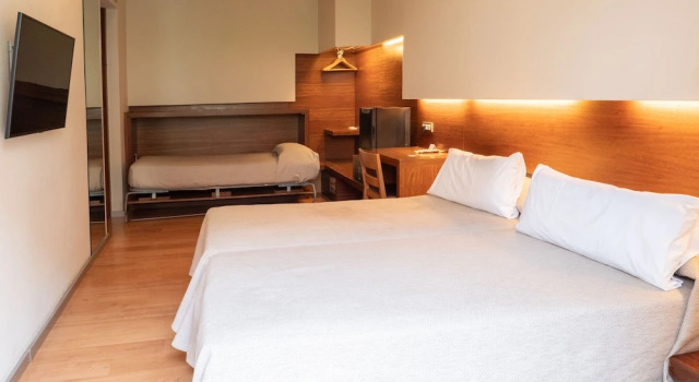 Трёхместный номер с балконом Hotel Turin Barcelona