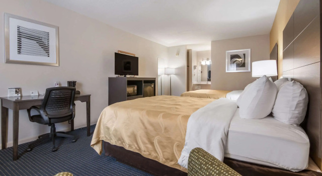 Четырёхместный номер Standard Quality Inn Little Creek