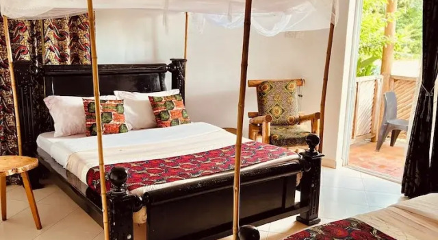 Коттедж Standard с балконом и с видом на окрестности Rafiki Safari Lodge Bwindi