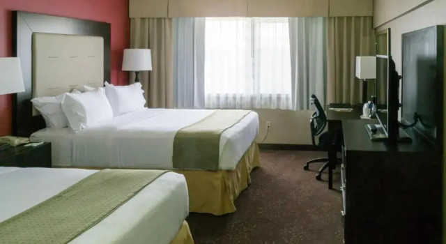 Четырёхместный номер Standard Holiday Inn Express Big Rapids by IHG